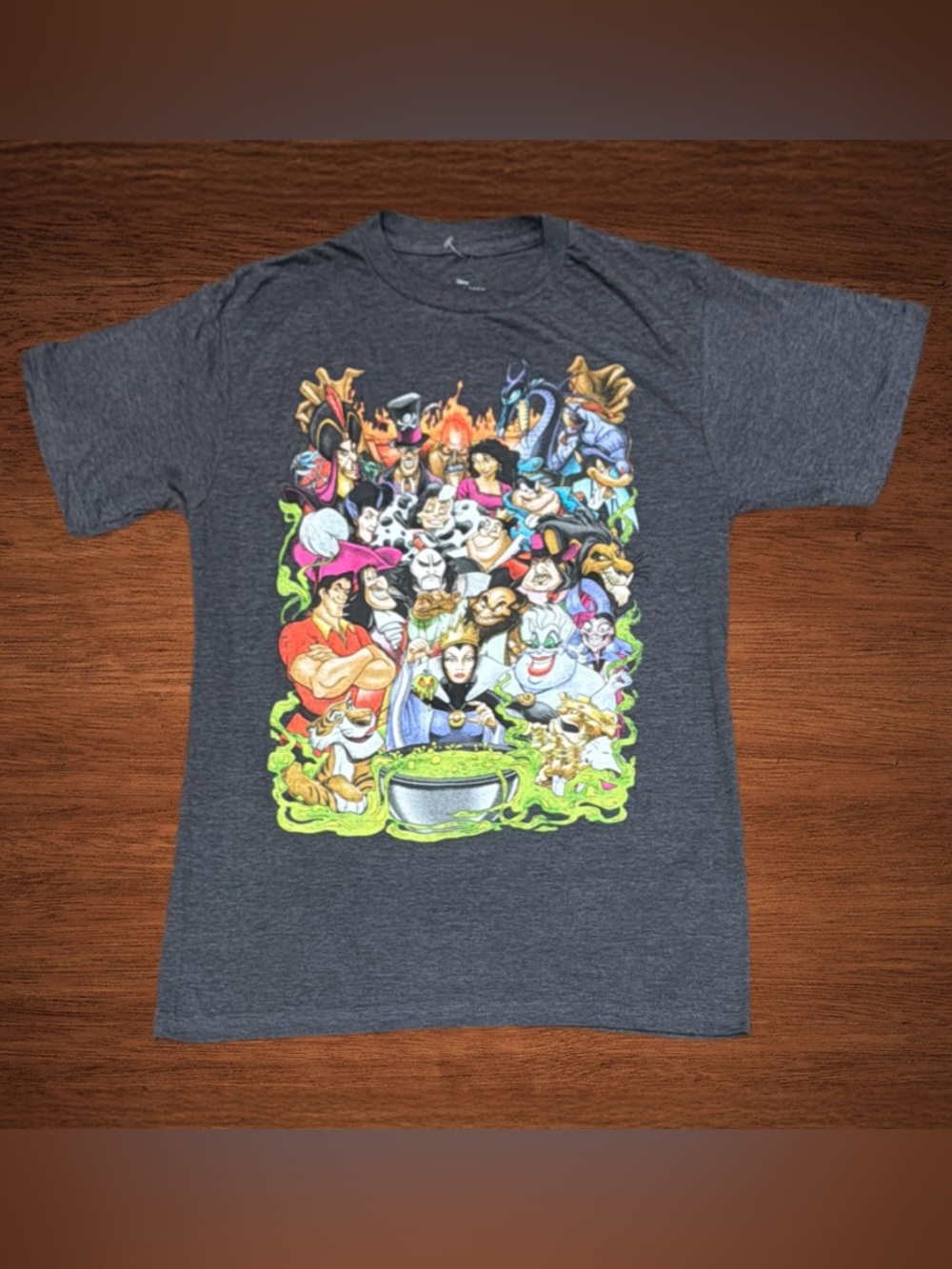 DISNEY VILLAINS EVEL QUEEN T SHIRT SIZE M.